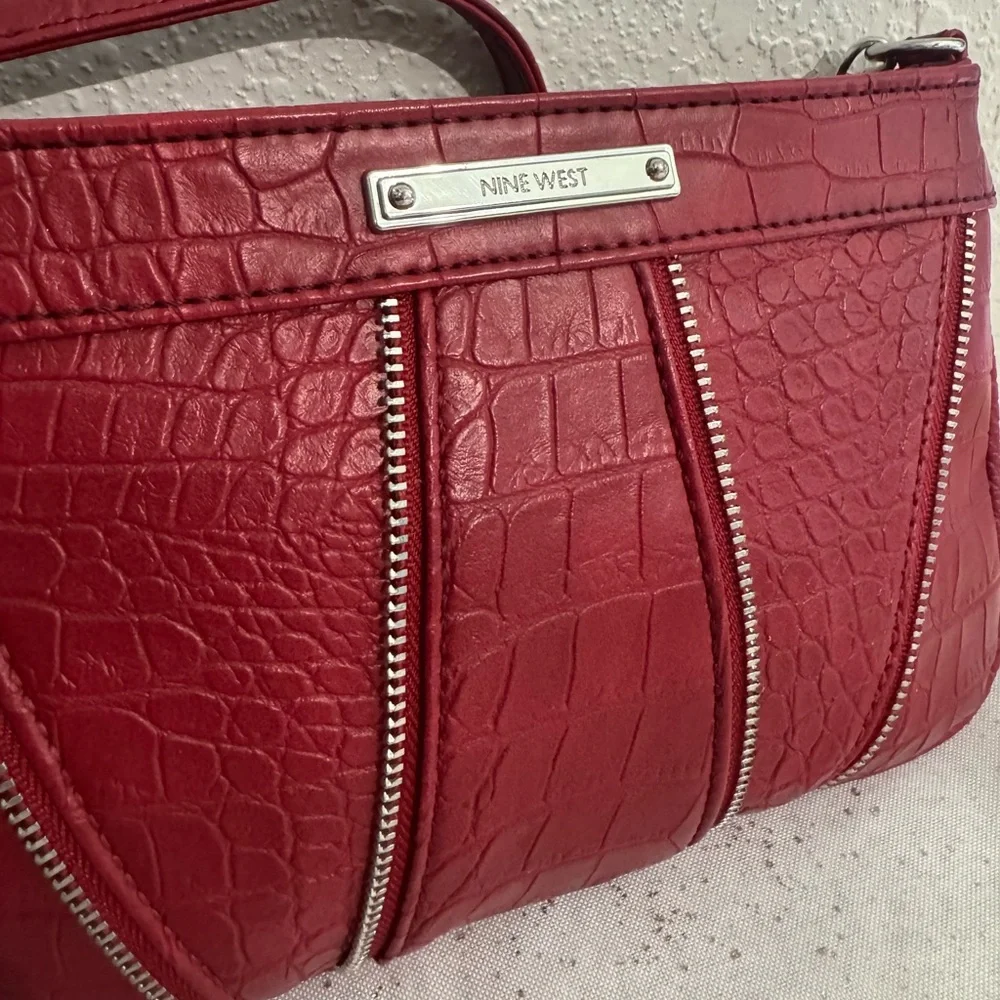 2/for $20 🪩 NINE WEST Red Croc Textured Crossbody, Chain Straps